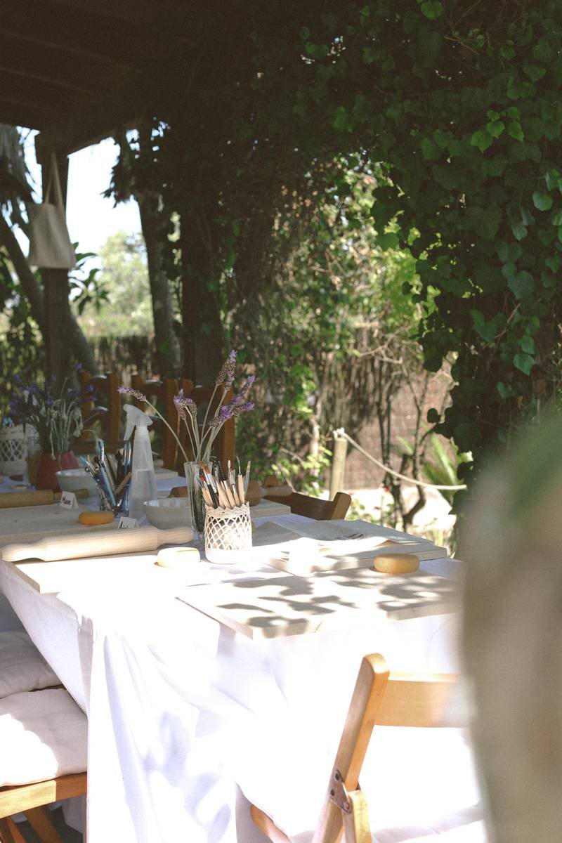 Mesa preparada para un taller al aire libre